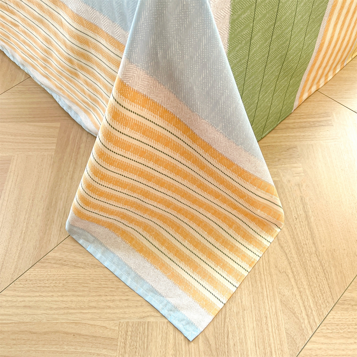 91家纺网 家纺一手货源 找家纺 珂博家纺 2026新款小碎花纯棉12868四件套全棉学生三件套场景二 青春律动