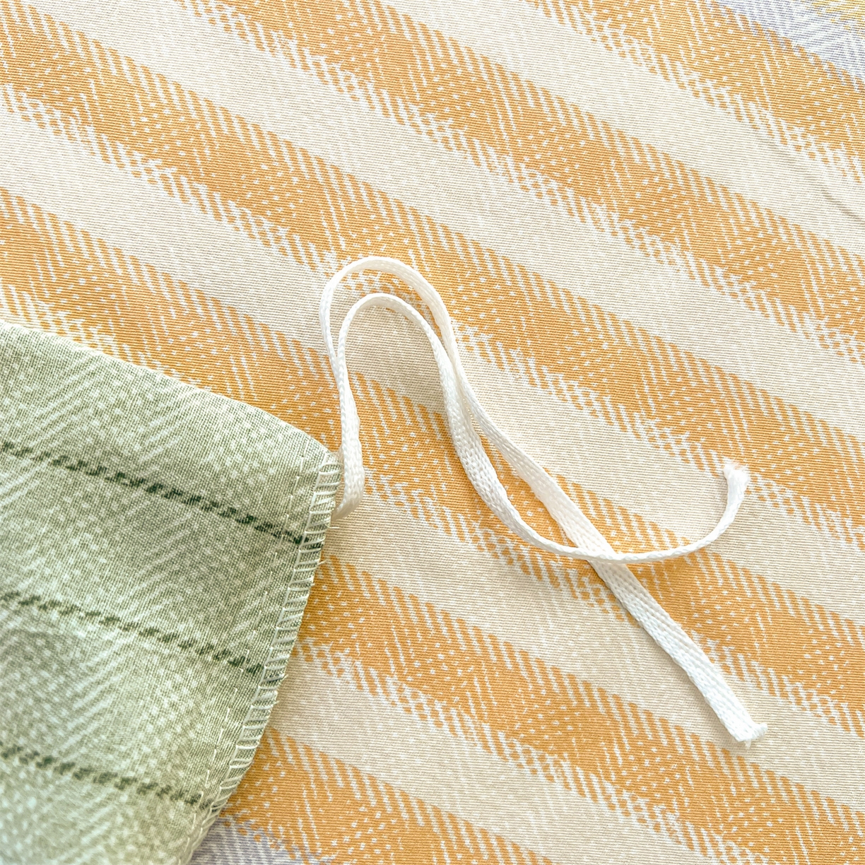 91家纺网 家纺一手货源 找家纺 珂博家纺 2026新款小碎花纯棉12868四件套全棉学生三件套场景二 青春律动