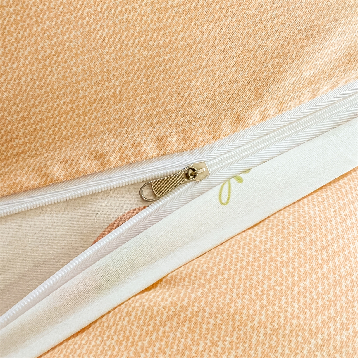 91家纺网 家纺一手货源 找家纺 （总）珂博家纺 2026新款小碎花纯棉12868四件套全棉学生三件套场景二