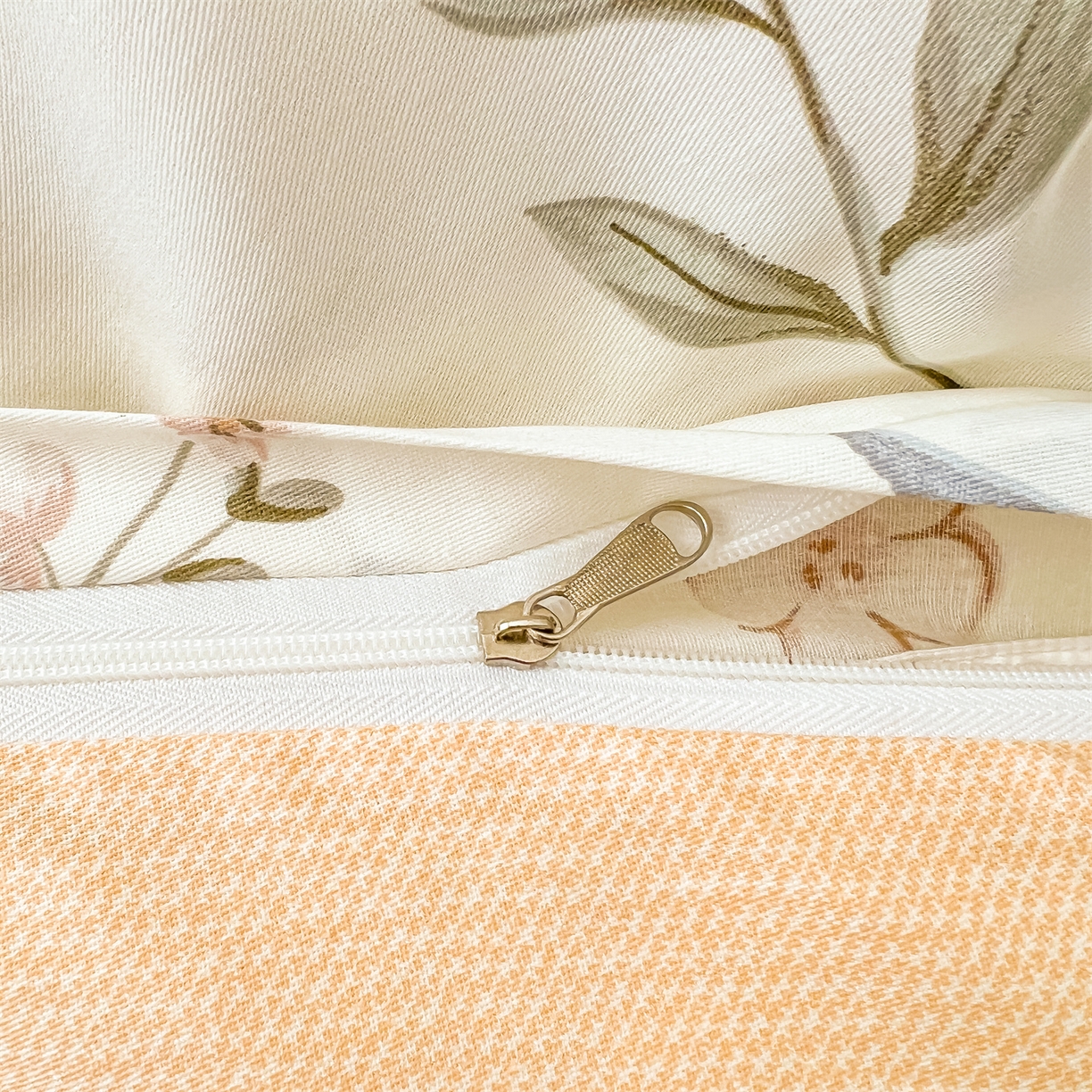 91家纺网 家纺一手货源 找家纺 珂博家纺 2026新款小碎花纯棉12868四件套全棉学生三件套场景二 花枝印象