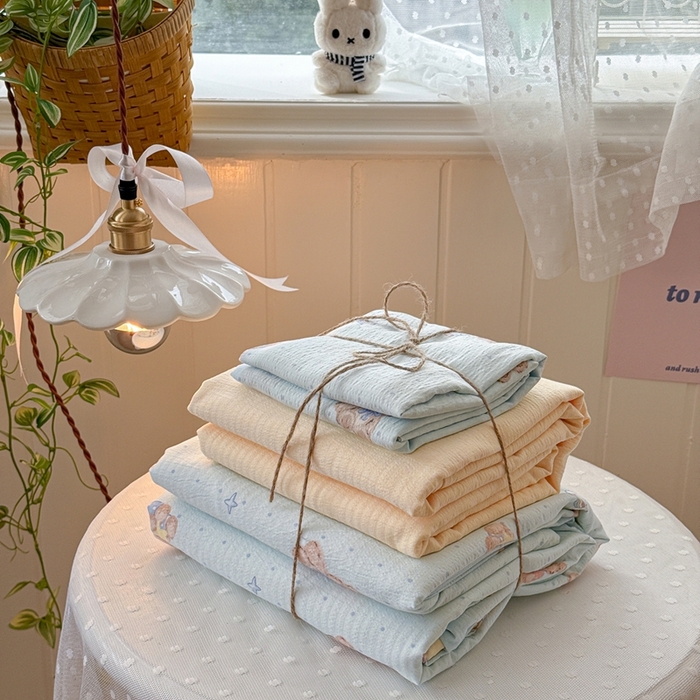 91家纺网 家纺一手货源 找家纺 港岛妹妹 2026新款云感双层纱系列四件套 蓝仔小熊-蓝