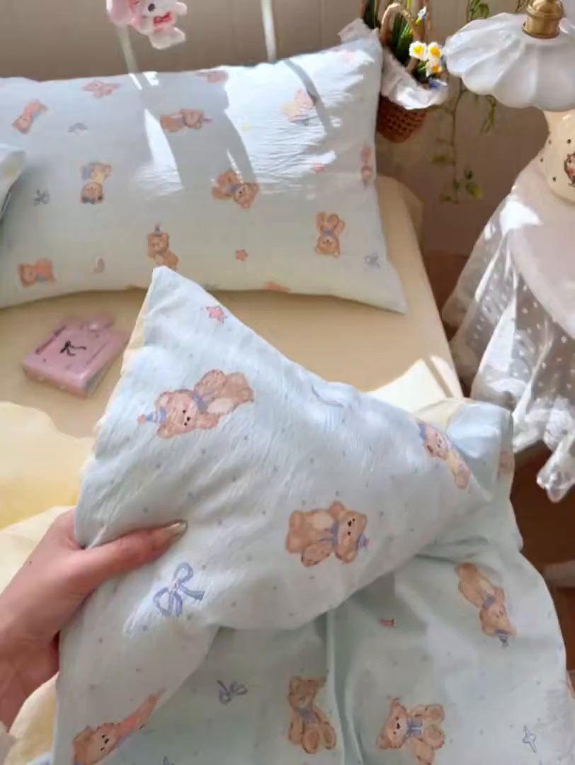 91家纺网 家纺一手货源 找家纺 港岛妹妹 2026新款云感双层纱系列四件套 蓝仔小熊-蓝