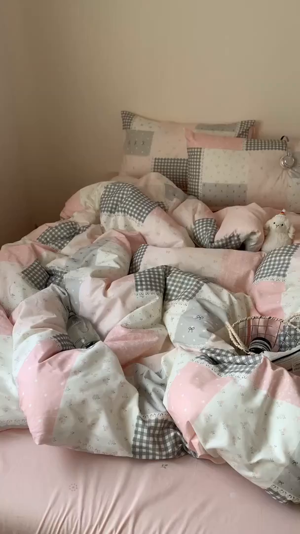 91家纺网 家纺一手货源 找家纺 桃喜 2026春夏新品全棉碎花三件套四件套-场景一 粉格拼布碎花（全棉）