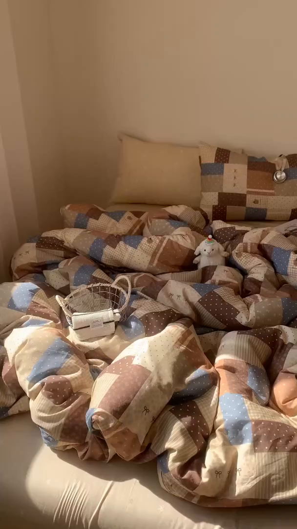 91家纺网 家纺一手货源 找家纺 桃喜 2026春夏新品全棉碎花三件套四件套-场景一 复古碎布拼花（全棉）