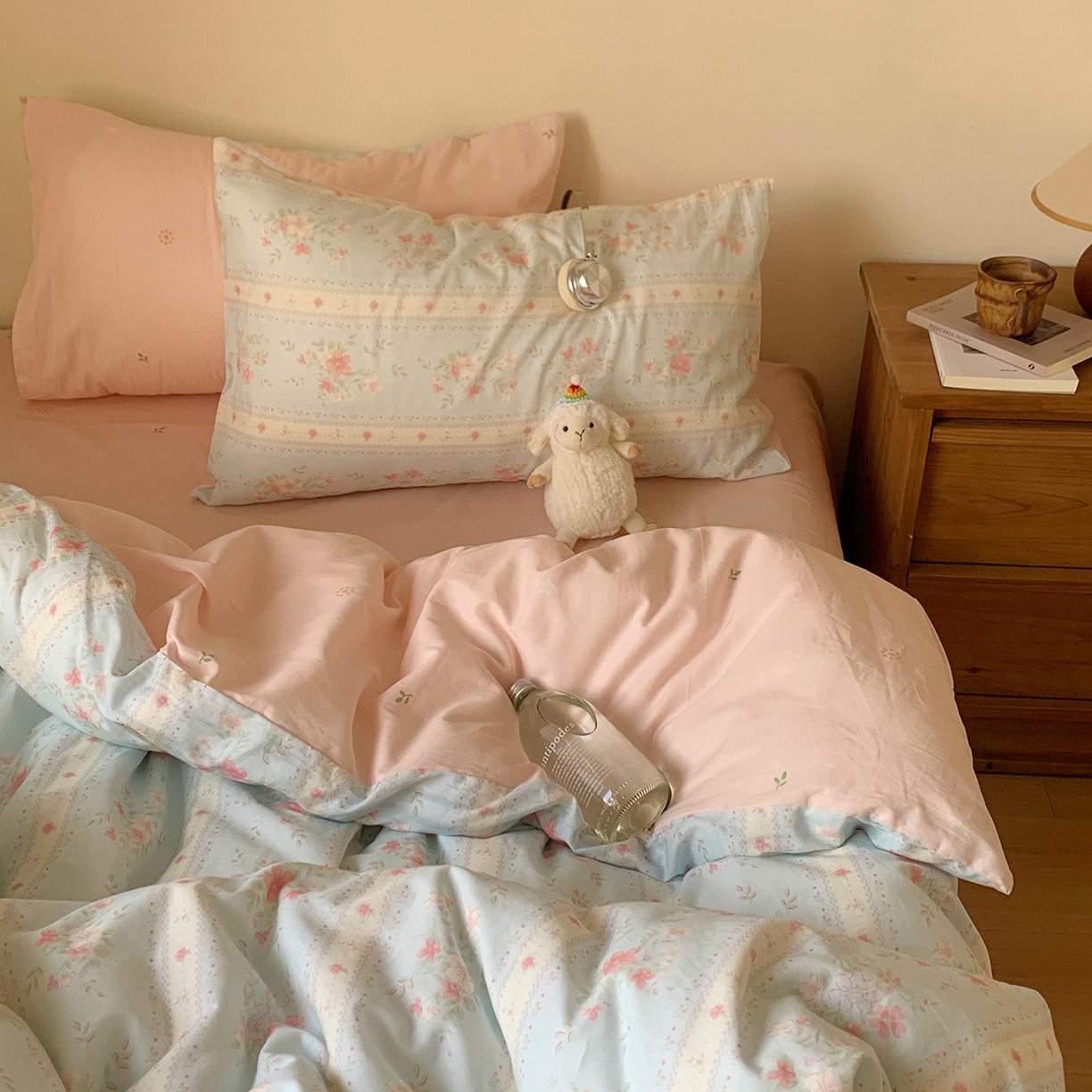 91家纺网 家纺一手货源 找家纺 桃喜 2026春夏新品全棉碎花三件套四件套-场景一 馥郁蓝（全棉）