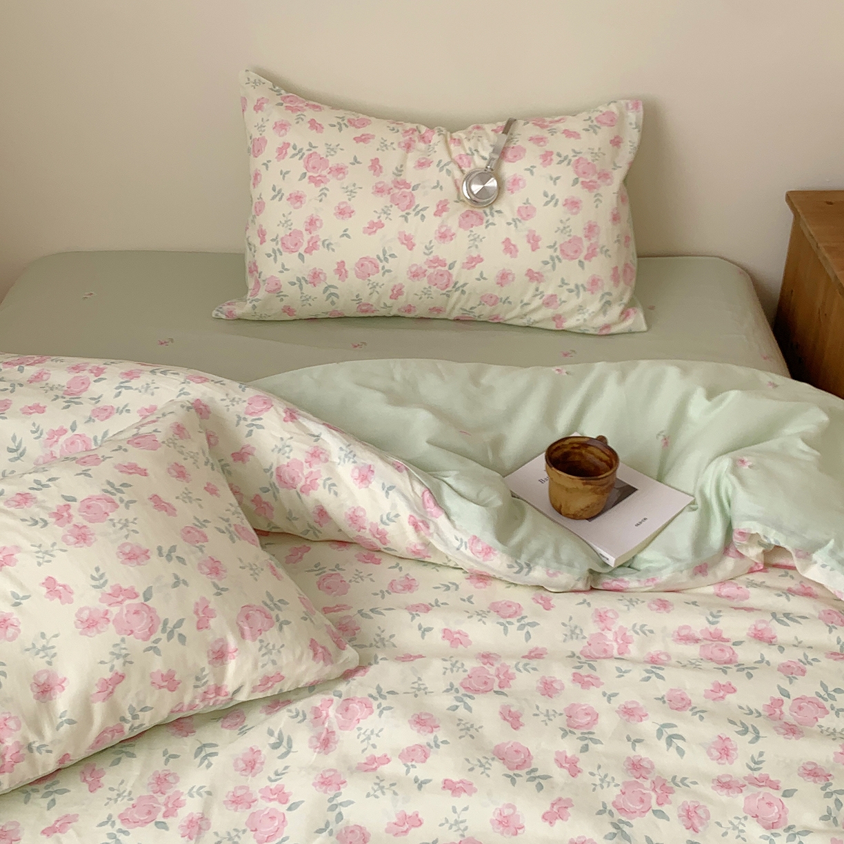 91家纺网 家纺一手货源 找家纺 桃喜 2026春夏新品全棉碎花三件套四件套-场景一 早春花园（全棉）