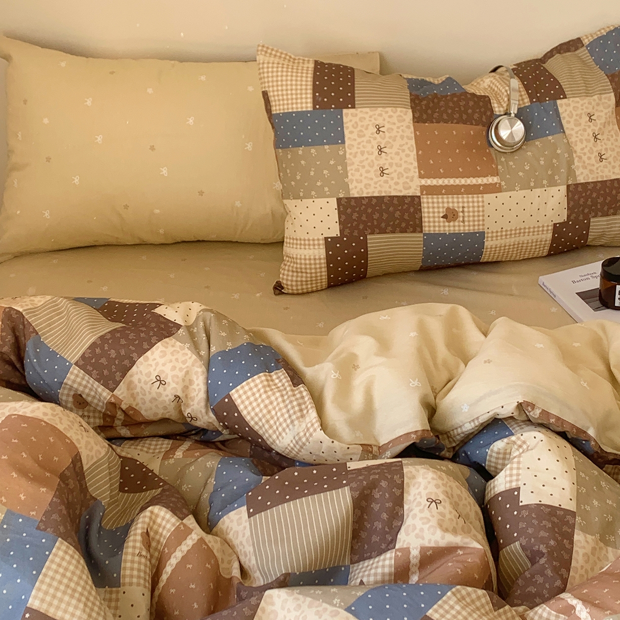 91家纺网 家纺一手货源 找家纺 桃喜 2026春夏新品全棉碎花三件套四件套-场景一 复古碎布拼花（全棉）