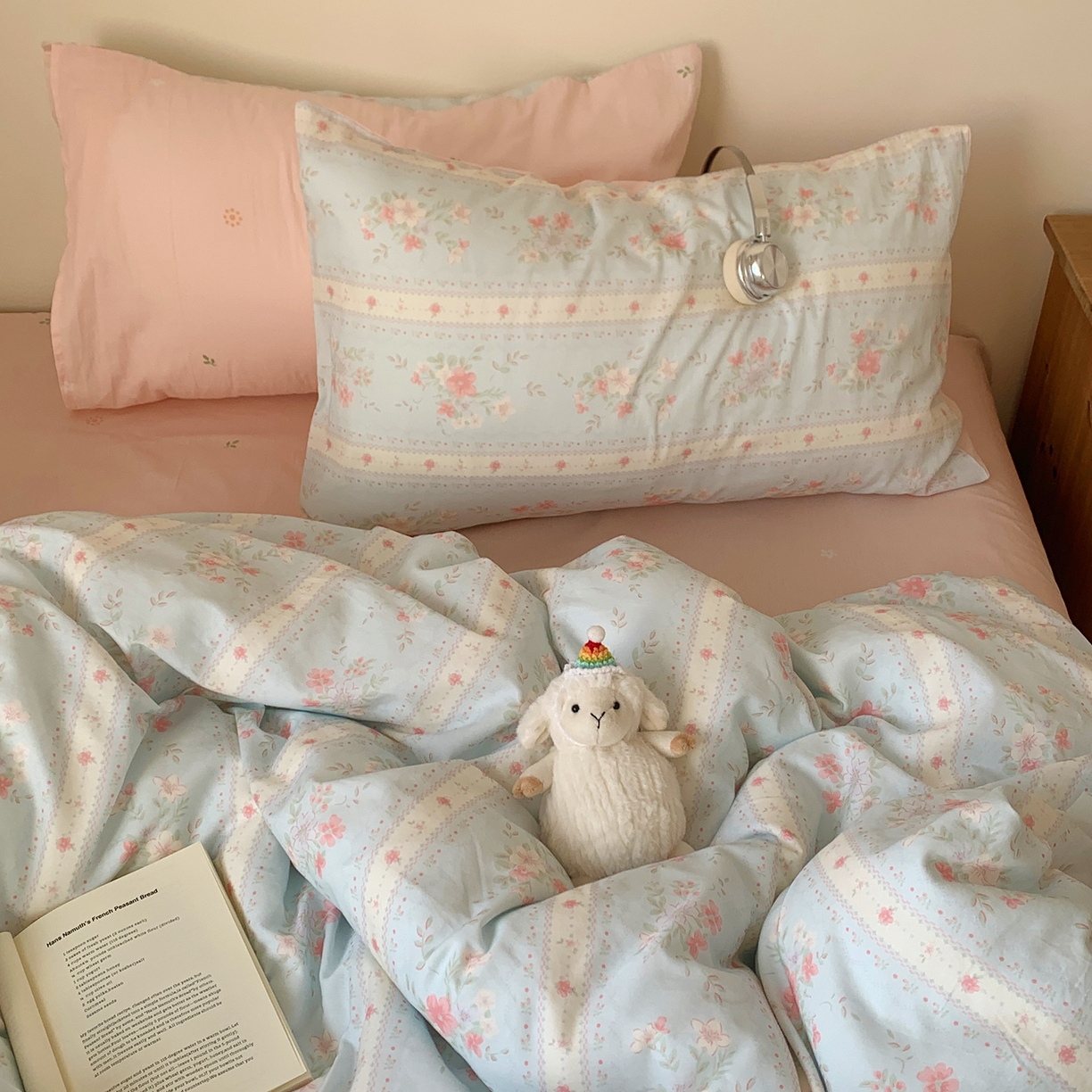 91家纺网 家纺一手货源 找家纺 桃喜 2026春夏新品全棉碎花三件套四件套-场景一 馥郁蓝（全棉）