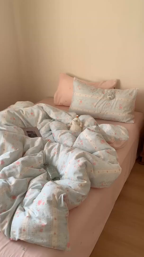 91家纺网 家纺一手货源 找家纺 桃喜 2026春夏新品全棉碎花三件套四件套-场景一 馥郁蓝（全棉）