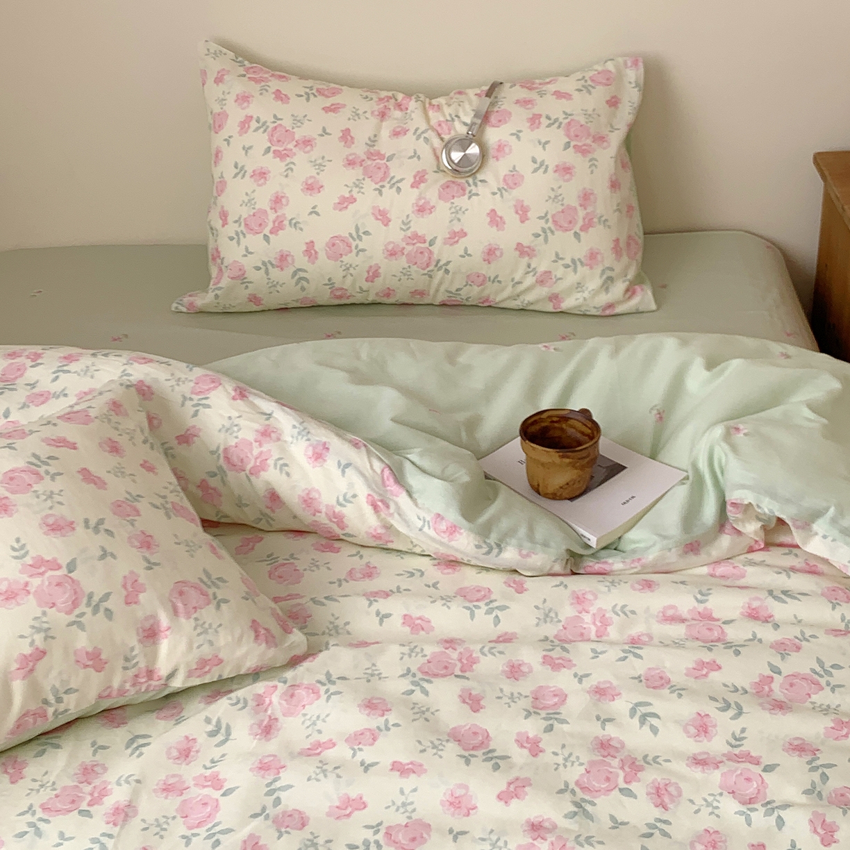 91家纺网 家纺一手货源 找家纺 桃喜 2026春夏新品全棉碎花三件套四件套-场景一 早春花园（全棉）