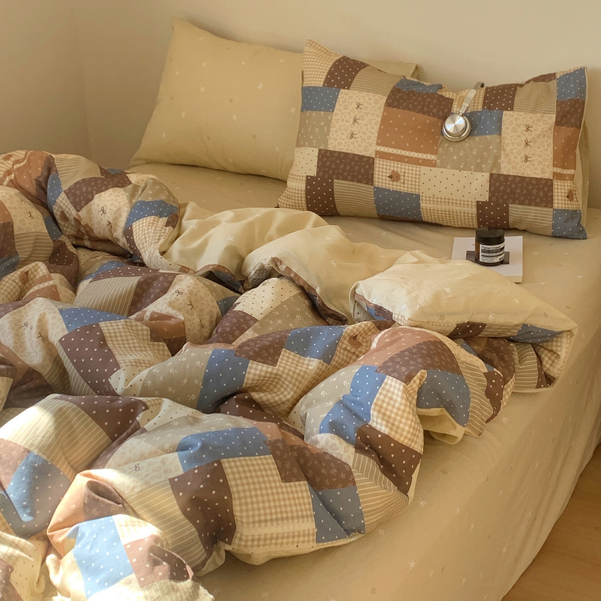 91家纺网 家纺一手货源 找家纺 桃喜 2026春夏新品全棉碎花三件套四件套-场景一 复古碎布拼花（全棉）