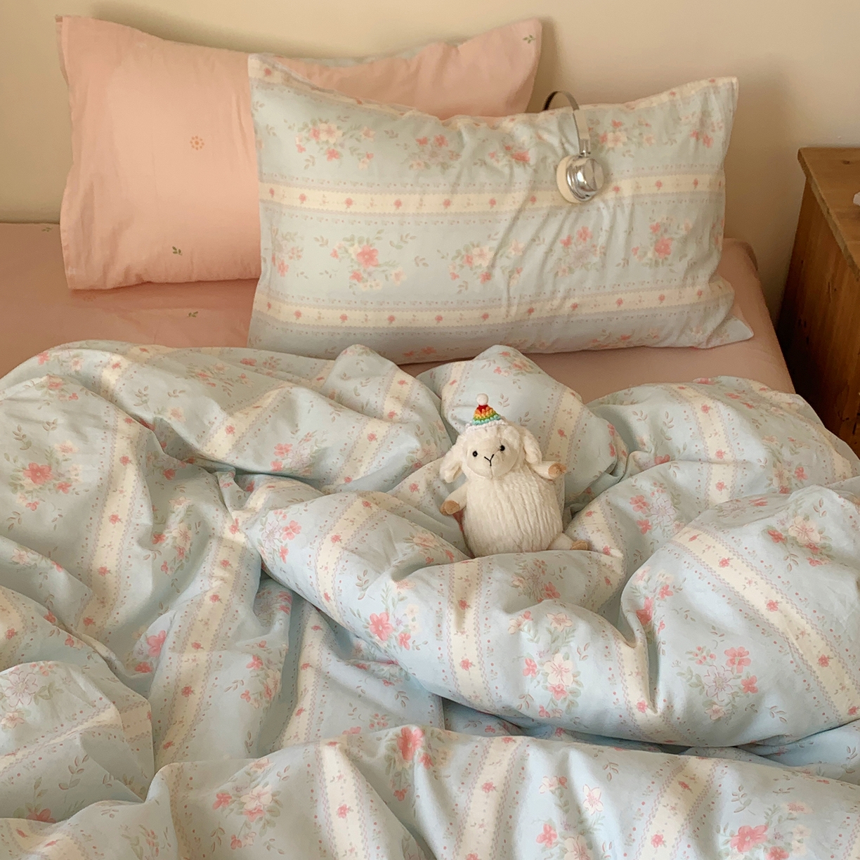 91家纺网 家纺一手货源 找家纺 桃喜 2026春夏新品全棉碎花三件套四件套-场景一 馥郁蓝（全棉）