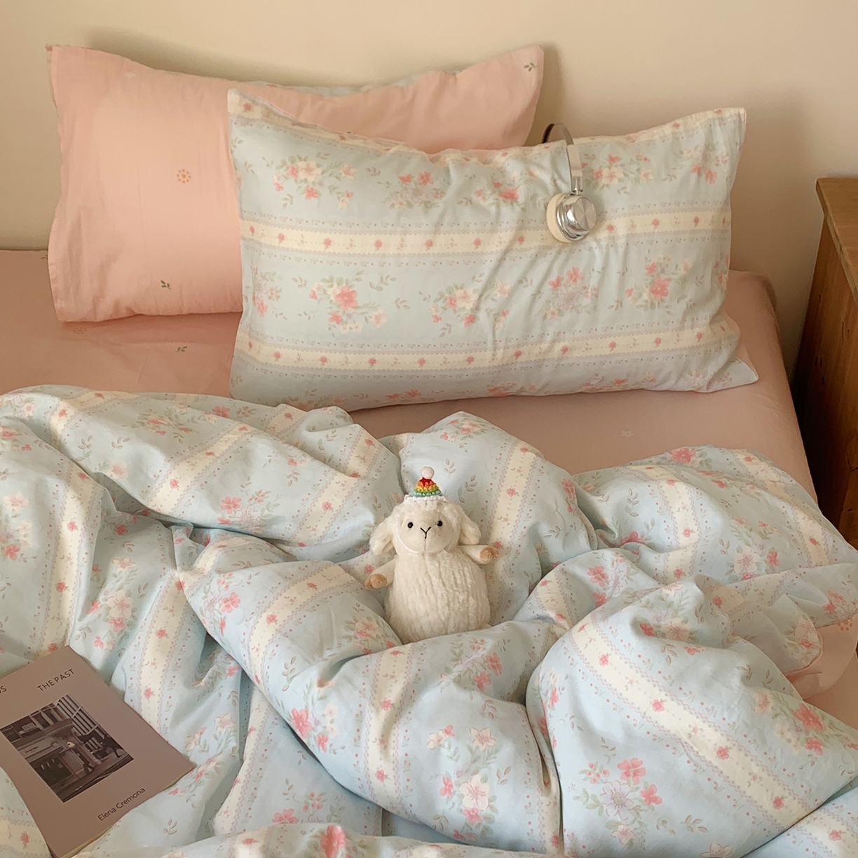 91家纺网 家纺一手货源 找家纺 桃喜 2026春夏新品全棉碎花三件套四件套-场景一 馥郁蓝（全棉）