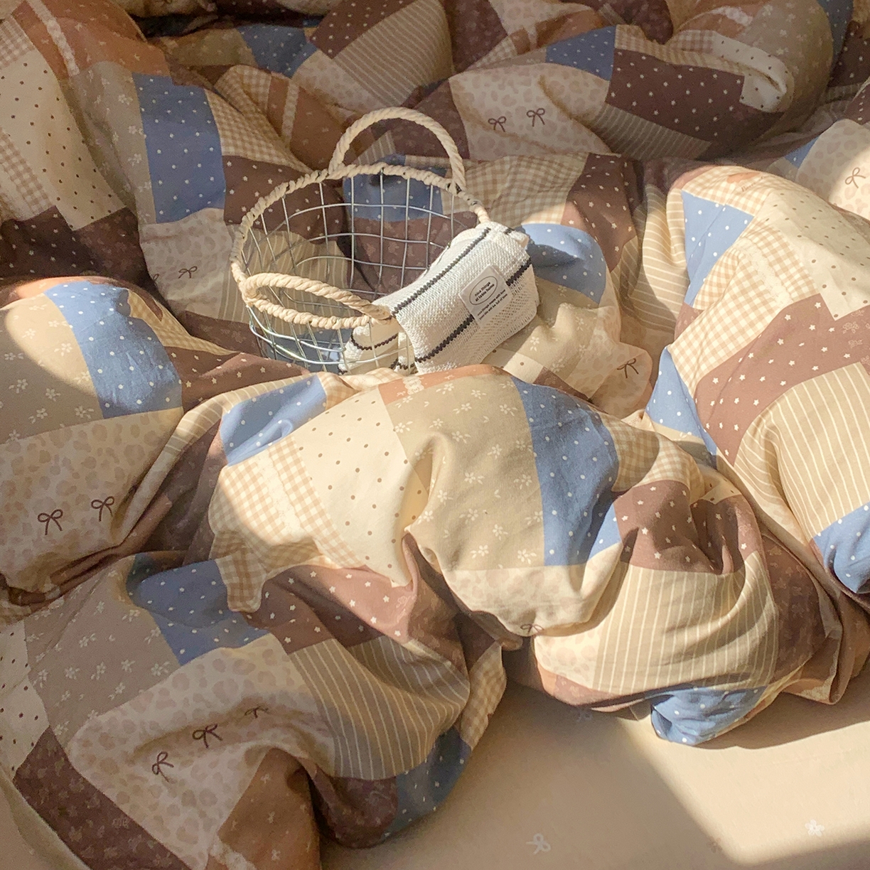 91家纺网 家纺一手货源 找家纺 桃喜 2026春夏新品全棉碎花三件套四件套-场景一 复古碎布拼花（全棉）