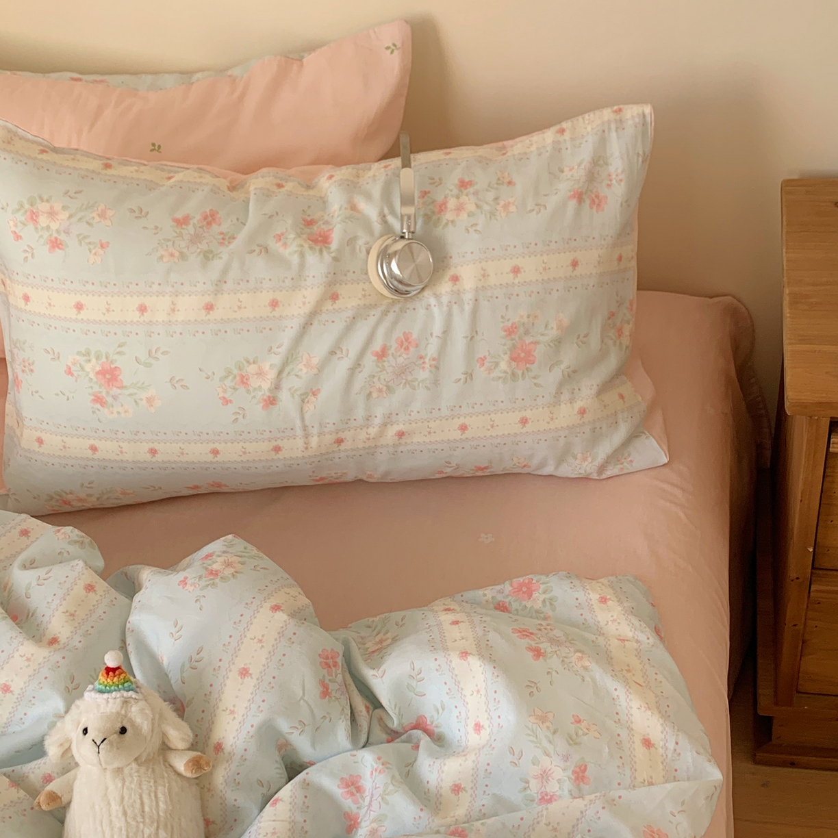 91家纺网 家纺一手货源 找家纺 桃喜 2026春夏新品全棉碎花三件套四件套-场景一 馥郁蓝（全棉）