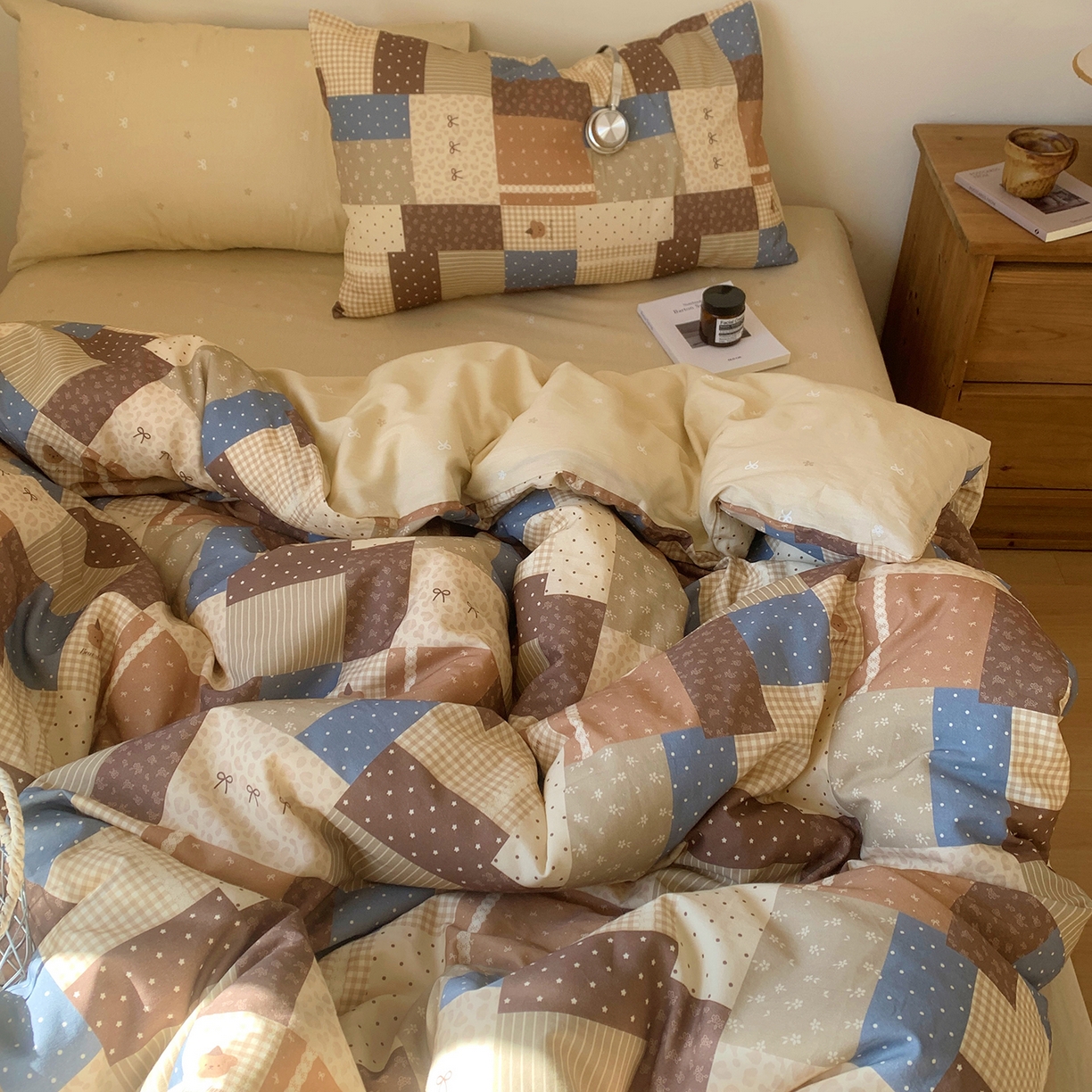 91家纺网 家纺一手货源 找家纺 桃喜 2026春夏新品全棉碎花三件套四件套-场景一 复古碎布拼花（全棉）