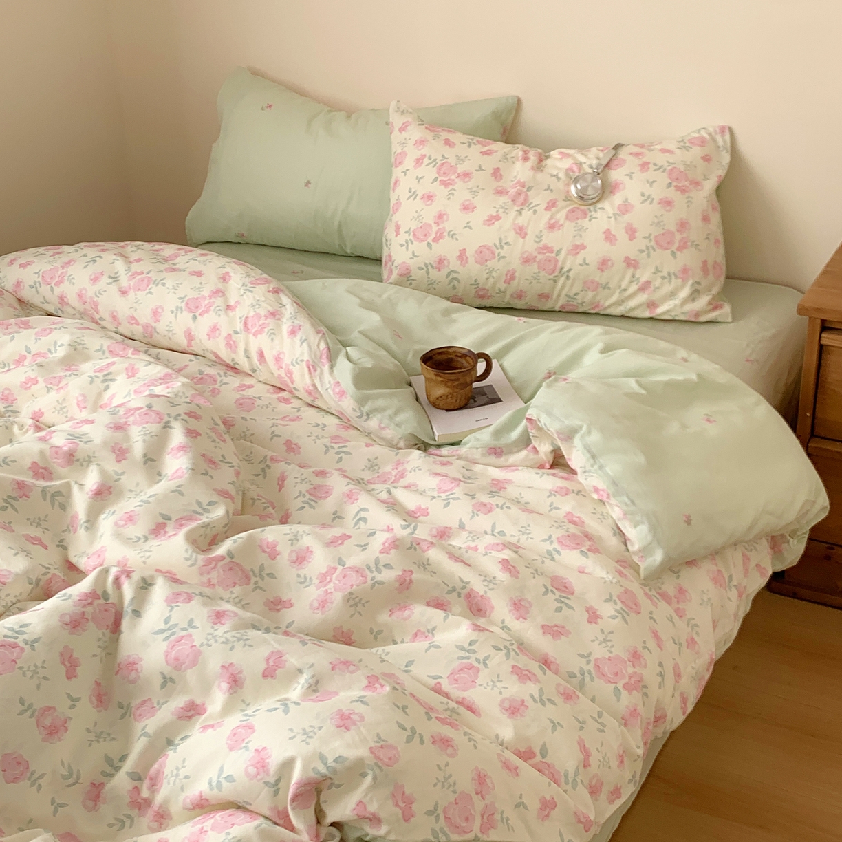 91家纺网 家纺一手货源 找家纺 桃喜 2026春夏新品全棉碎花三件套四件套-场景一 早春花园（全棉）