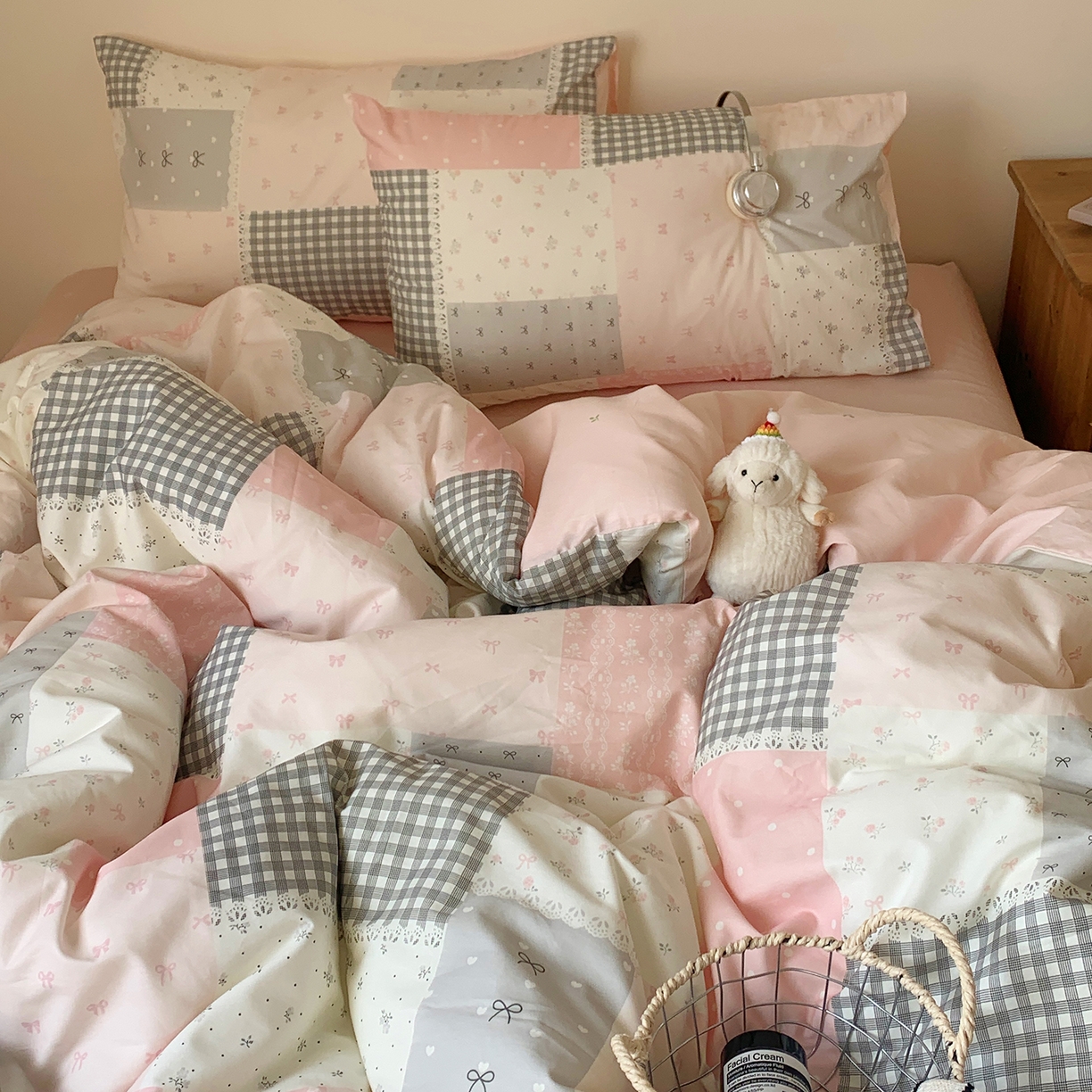 91家纺网 家纺一手货源 找家纺 桃喜 2026春夏新品全棉碎花三件套四件套-场景一 粉格拼布碎花（全棉）