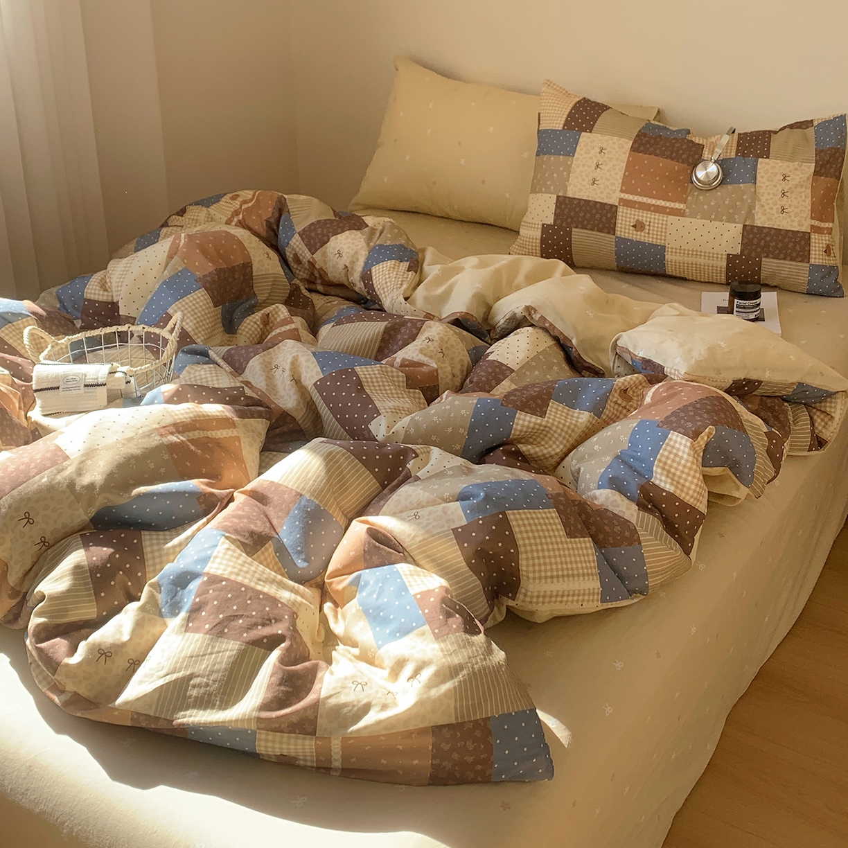 91家纺网 家纺一手货源 找家纺 桃喜 2026春夏新品全棉碎花三件套四件套-场景一 复古碎布拼花（全棉）