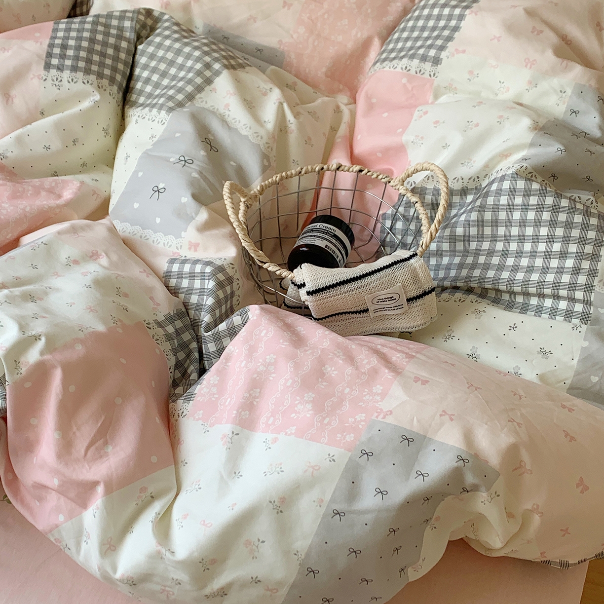 91家纺网 家纺一手货源 找家纺 桃喜 2026春夏新品全棉碎花三件套四件套-场景一 粉格拼布碎花（全棉）