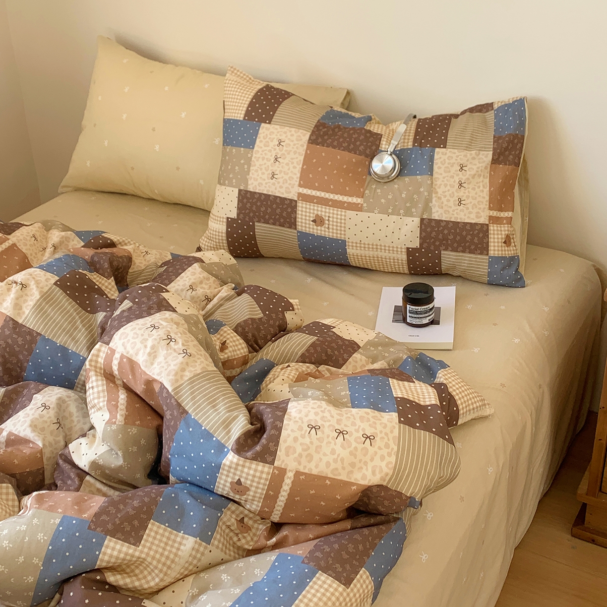 91家纺网 家纺一手货源 找家纺 桃喜 2026春夏新品全棉碎花三件套四件套-场景一 复古碎布拼花（全棉）