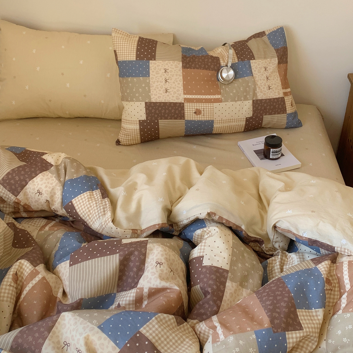 91家纺网 家纺一手货源 找家纺 桃喜 2026春夏新品全棉碎花三件套四件套-场景一 复古碎布拼花（全棉）