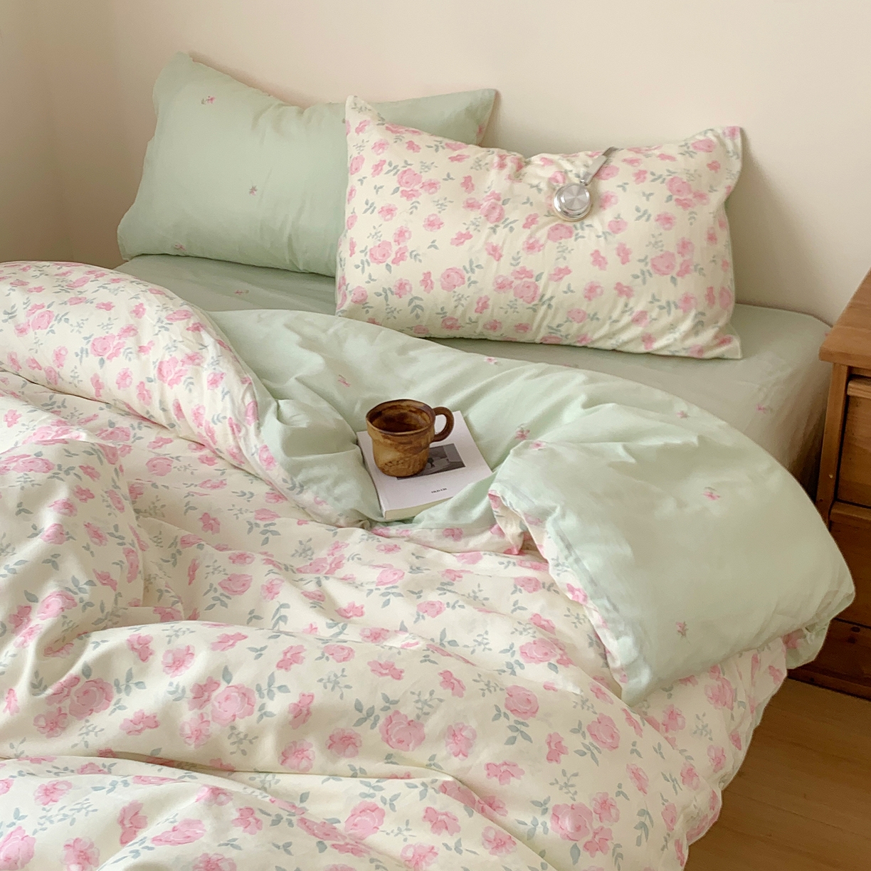 91家纺网 家纺一手货源 找家纺 桃喜 2026春夏新品全棉碎花三件套四件套-场景一 早春花园（全棉）