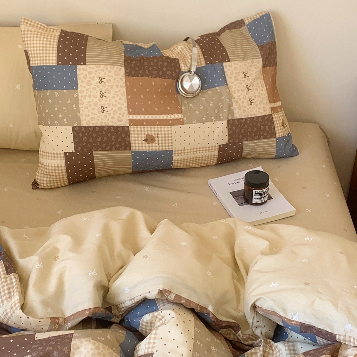 91家纺网 家纺一手货源 找家纺 桃喜 2026春夏新品全棉碎花三件套四件套-场景一 复古碎布拼花（全棉）