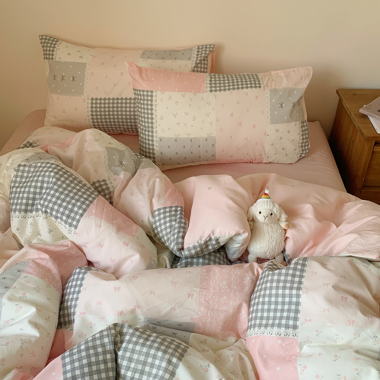 91家纺网 家纺一手货源 找家纺 桃喜 2026春夏新品全棉碎花三件套四件套-场景一 粉格拼布碎花（全棉）