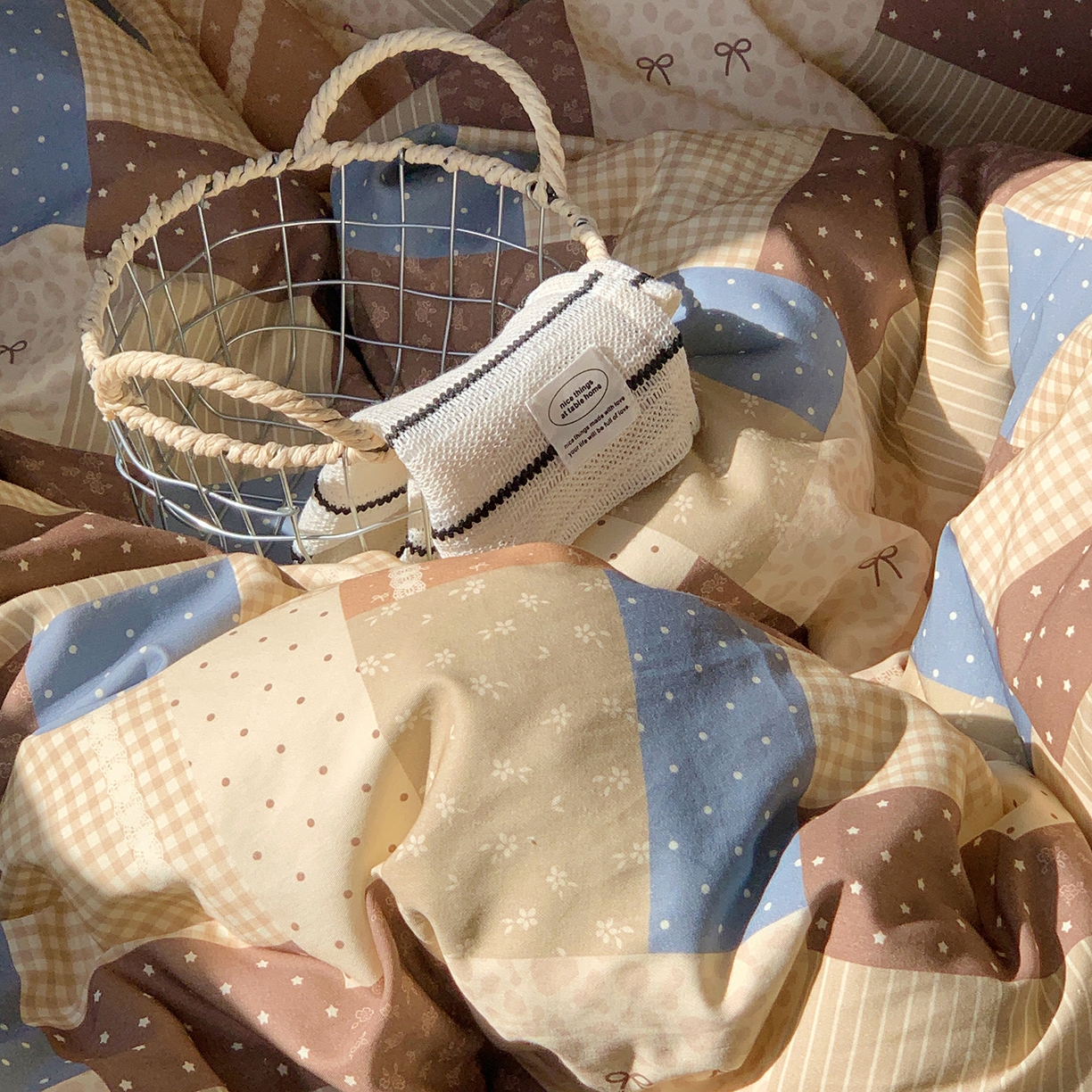 91家纺网 家纺一手货源 找家纺 桃喜 2026春夏新品全棉碎花三件套四件套-场景一 复古碎布拼花（全棉）