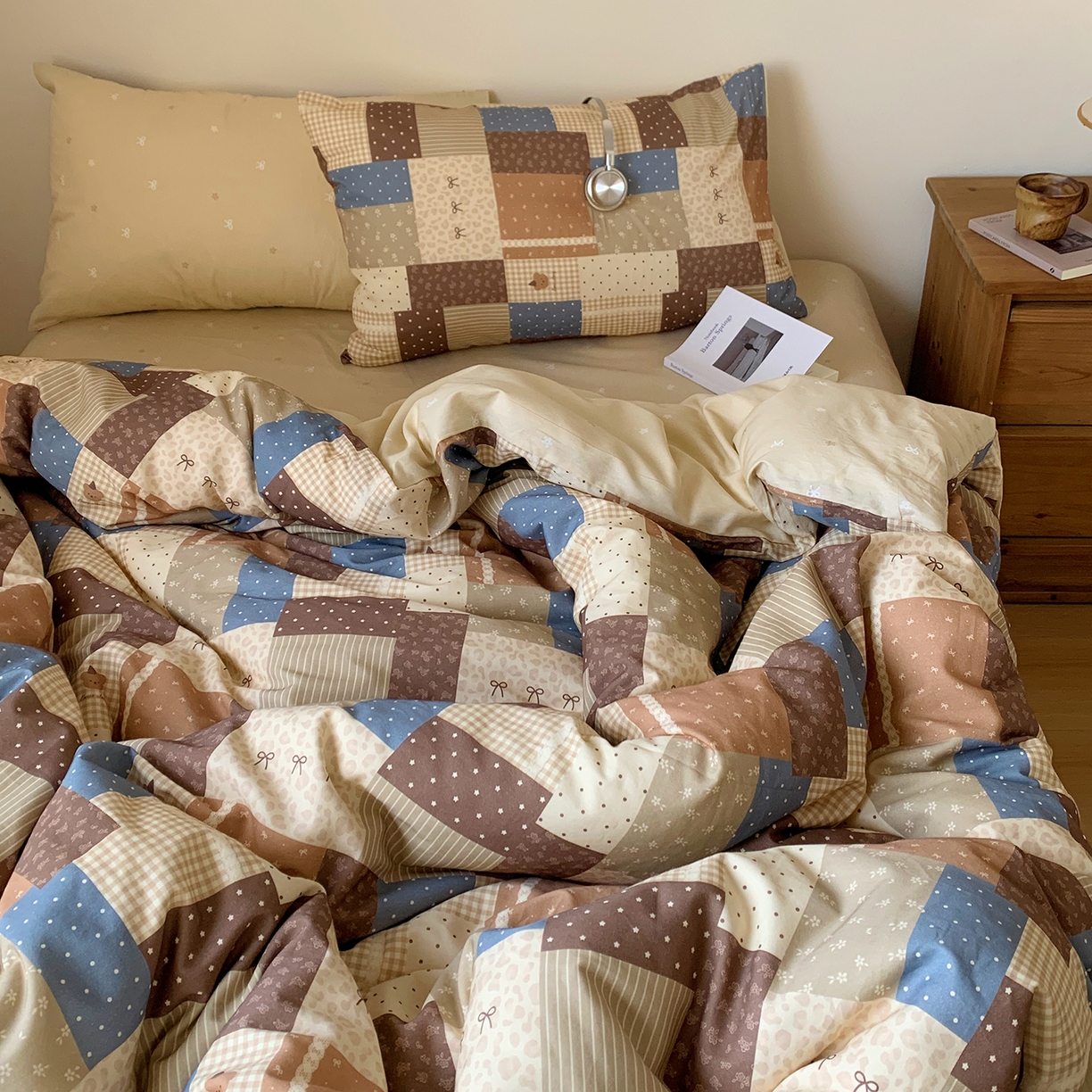 91家纺网 家纺一手货源 找家纺 桃喜 2026春夏新品全棉碎花三件套四件套-场景一 复古碎布拼花（全棉）