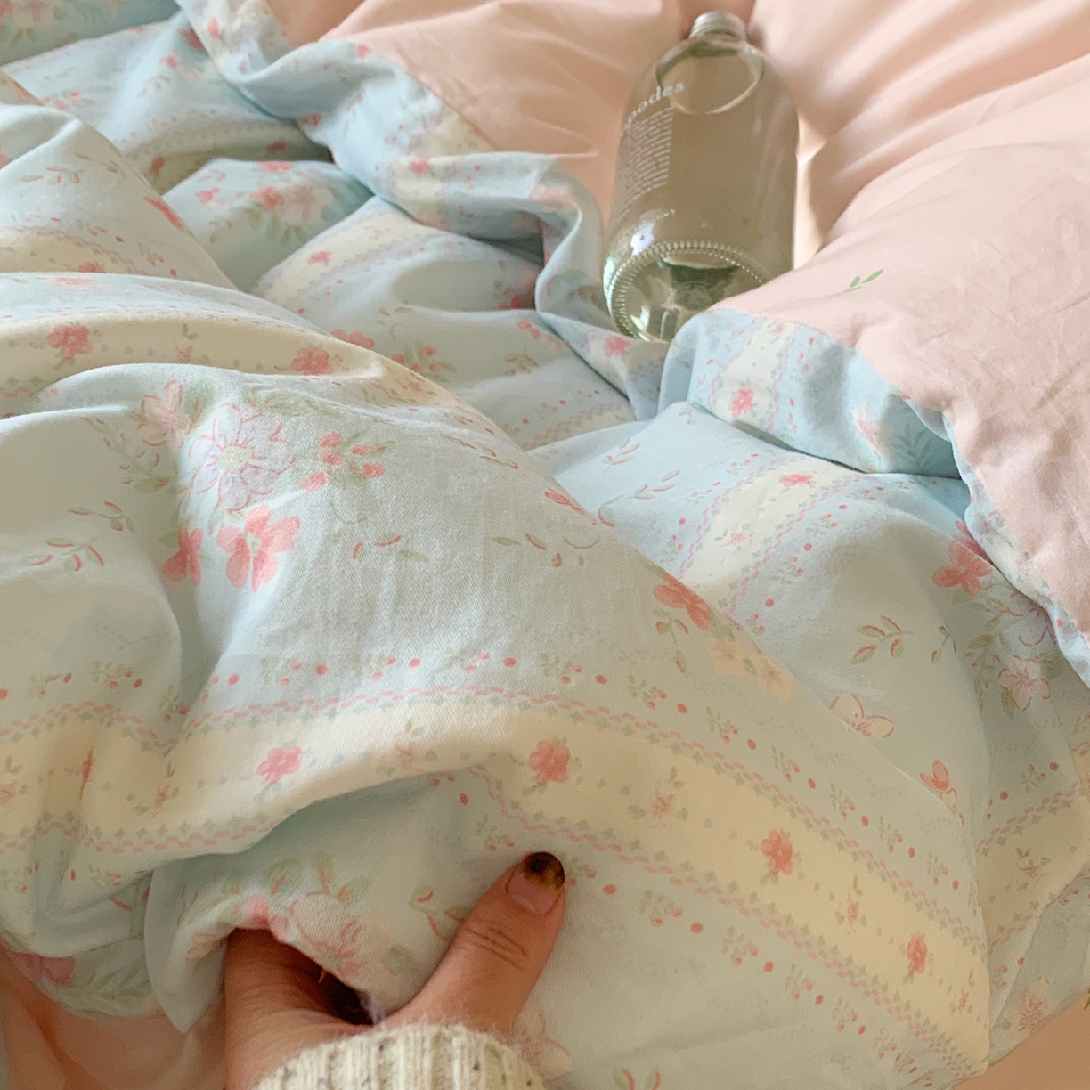 91家纺网 家纺一手货源 找家纺 桃喜 2026春夏新品全棉碎花三件套四件套-场景一 馥郁蓝（全棉）