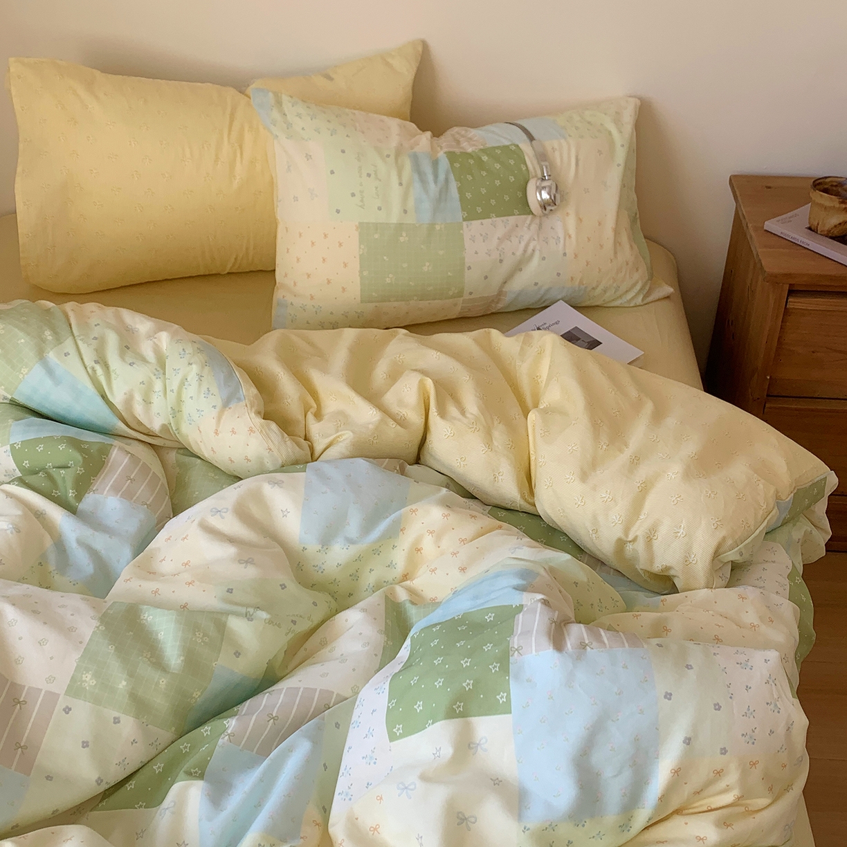 91家纺网 家纺一手货源 找家纺 桃喜 2026春夏新品全棉碎花三件套四件套-场景一 绿格拼布碎花（全棉）