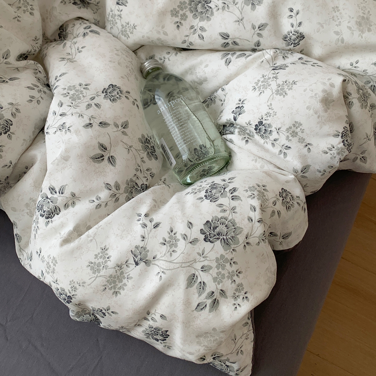 91家纺网 家纺一手货源 找家纺 桃喜 2026春夏新品全棉碎花三件套四件套-场景一 赫本（全棉）