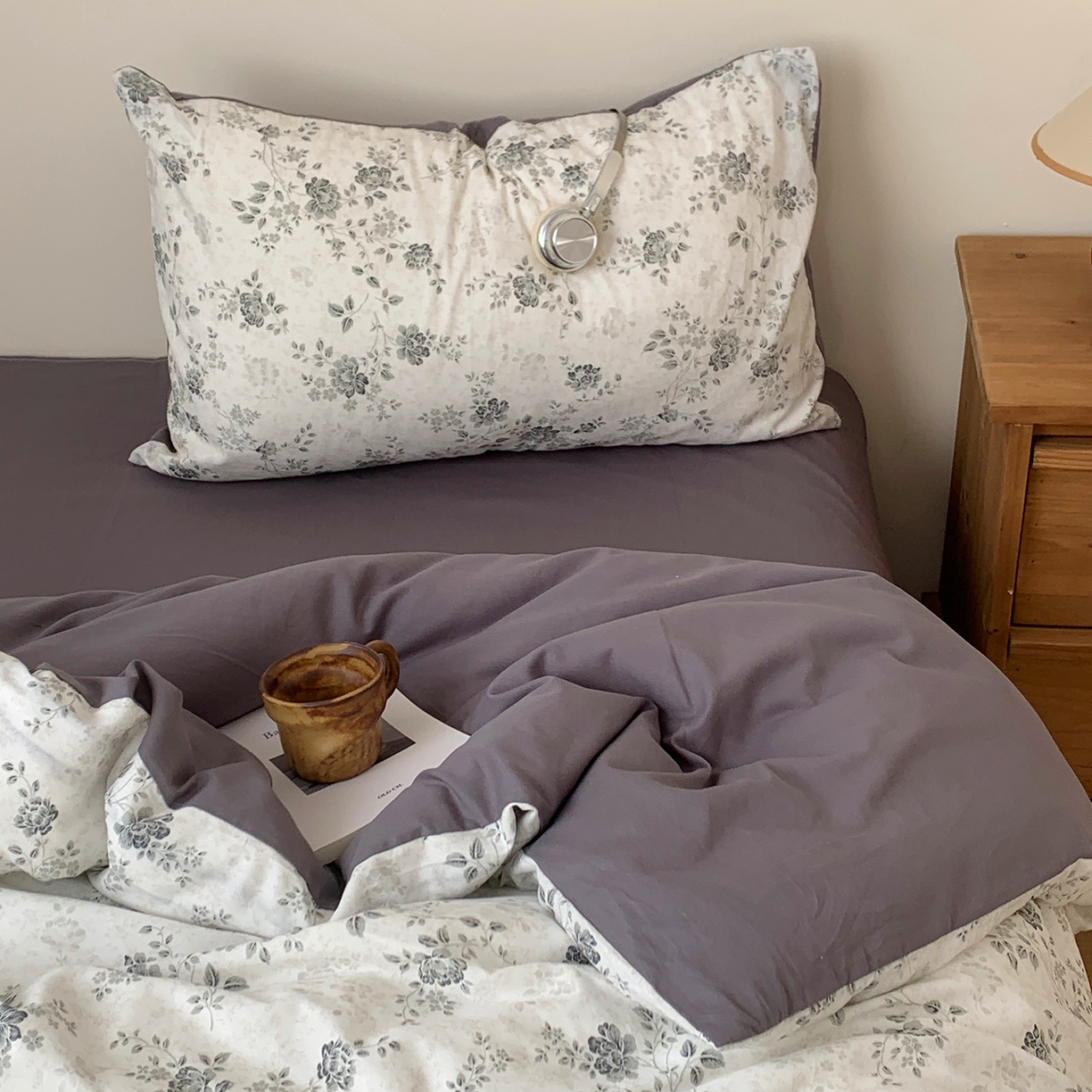 91家纺网 家纺一手货源 找家纺 桃喜 2026春夏新品全棉碎花三件套四件套-场景一 赫本（全棉）