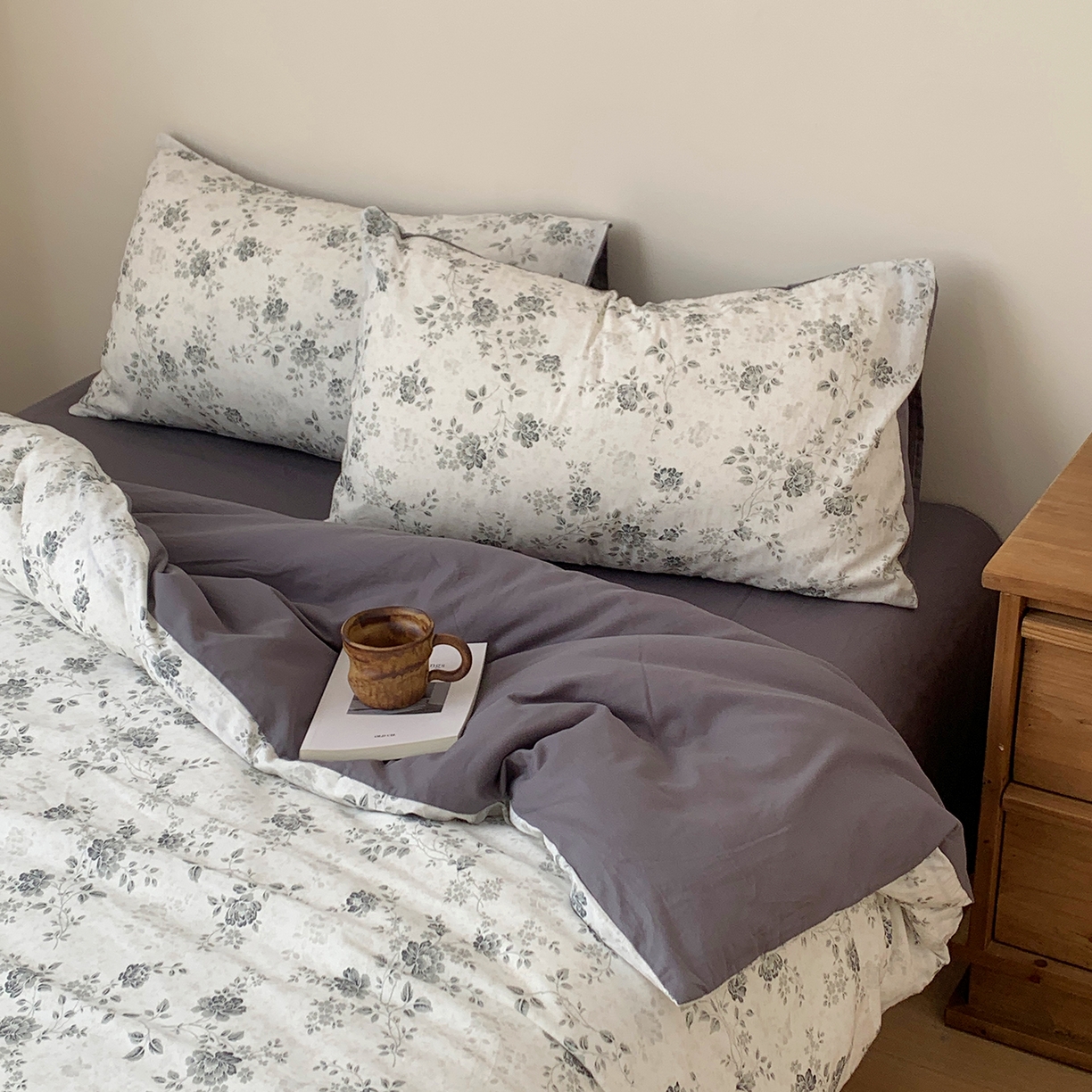 91家纺网 家纺一手货源 找家纺 桃喜 2026春夏新品全棉碎花三件套四件套-场景一 赫本（全棉）