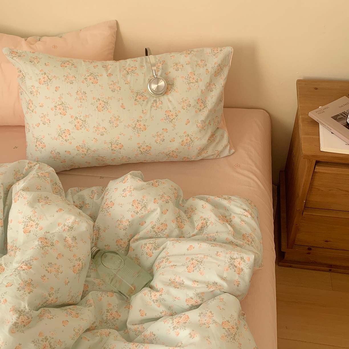 91家纺网 家纺一手货源 找家纺 桃喜 2026春夏新品全棉碎花三件套四件套-场景一 山茶（全棉）