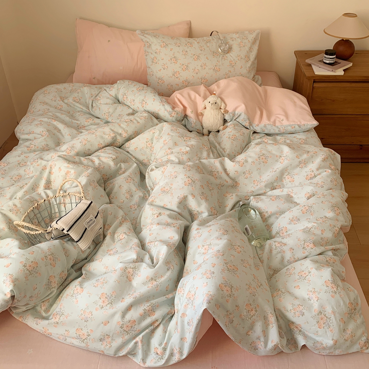 91家纺网 家纺一手货源 找家纺 桃喜 2026春夏新品全棉碎花三件套四件套-场景一 山茶（全棉）