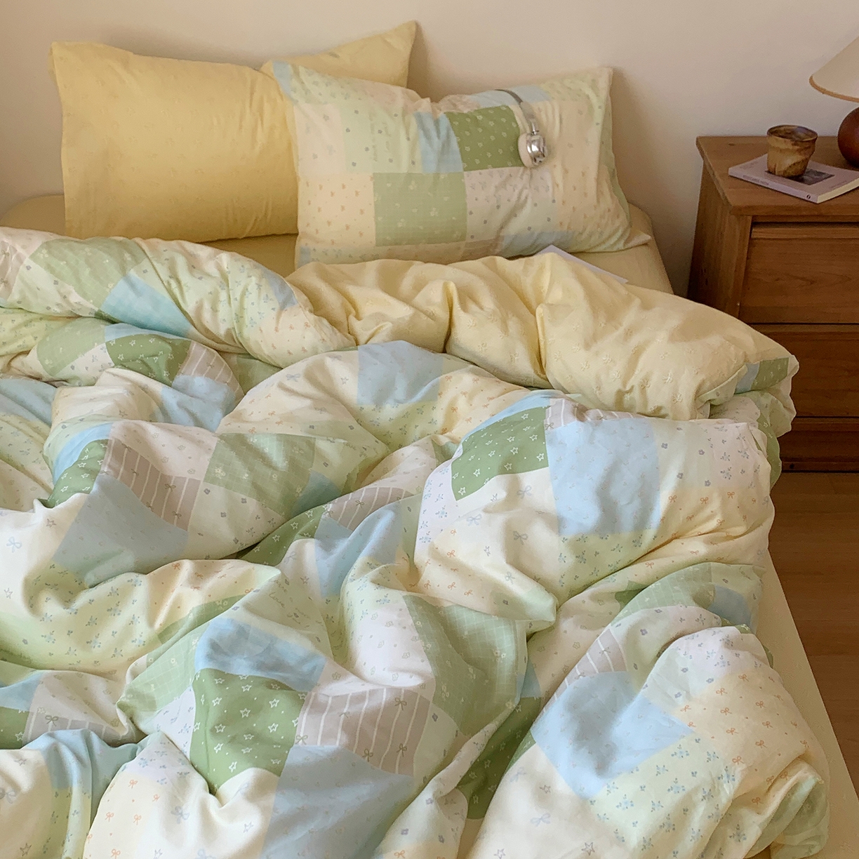 91家纺网 家纺一手货源 找家纺 桃喜 2026春夏新品全棉碎花三件套四件套-场景一 绿格拼布碎花（全棉）