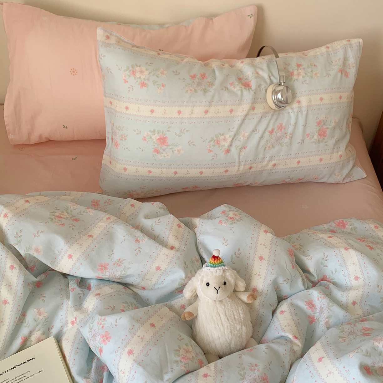 91家纺网 家纺一手货源 找家纺 桃喜 2026春夏新品全棉碎花三件套四件套-场景一 馥郁蓝（全棉）