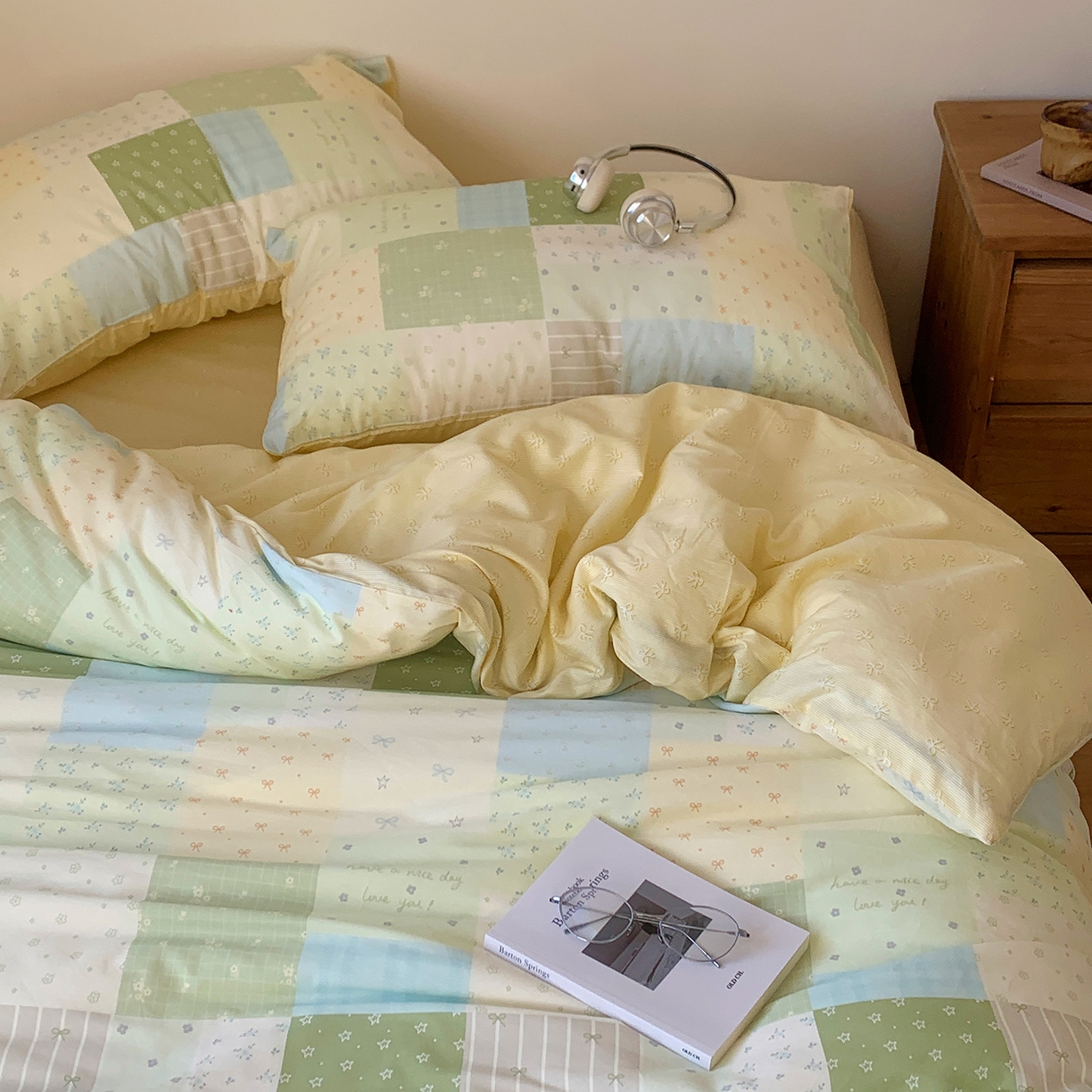 91家纺网 家纺一手货源 找家纺 桃喜 2026春夏新品全棉碎花三件套四件套-场景一 绿格拼布碎花（全棉）