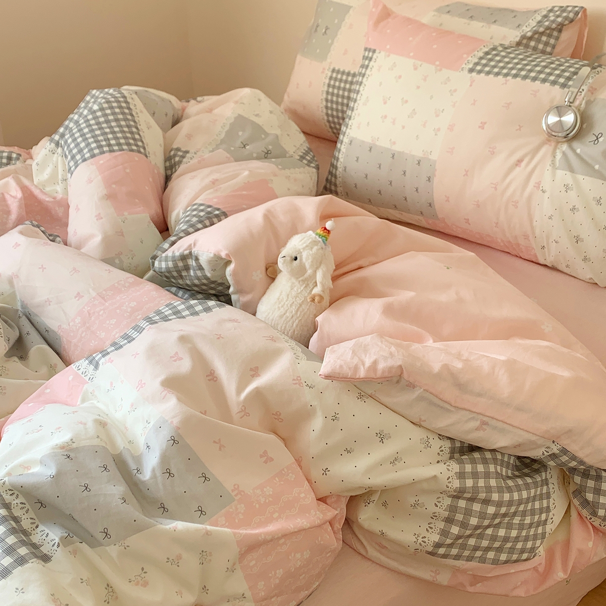 91家纺网 家纺一手货源 找家纺 桃喜 2026春夏新品全棉碎花三件套四件套-场景一 粉格拼布碎花（全棉）