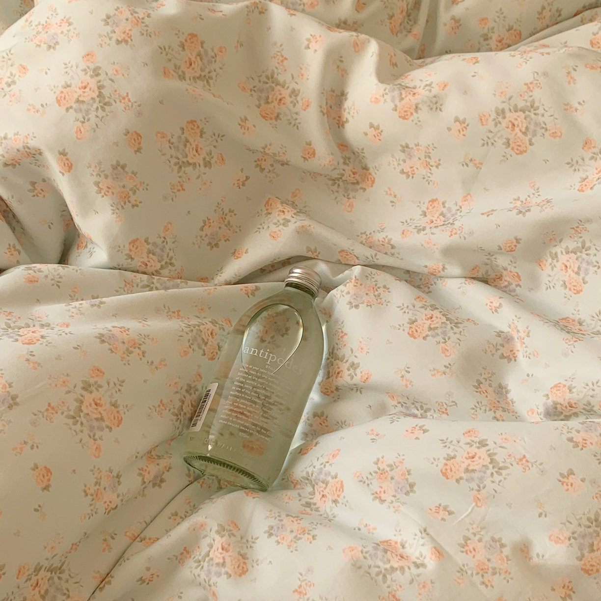 91家纺网 家纺一手货源 找家纺 桃喜 2026春夏新品全棉碎花三件套四件套-场景一 山茶（全棉）