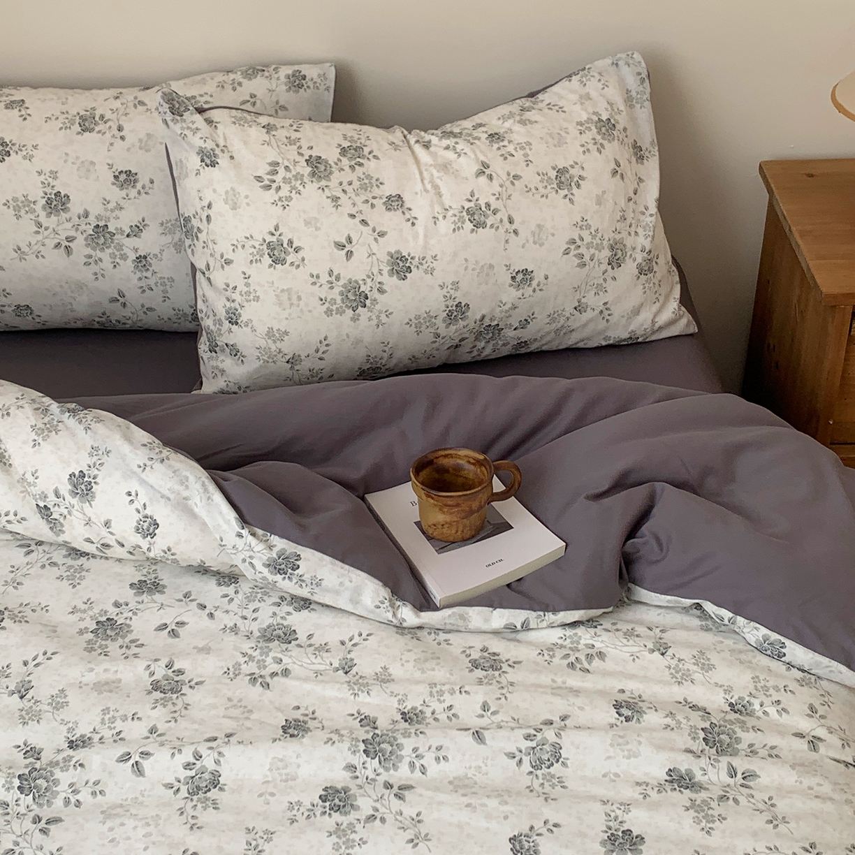 91家纺网 家纺一手货源 找家纺 桃喜 2026春夏新品全棉碎花三件套四件套-场景一 赫本（全棉）