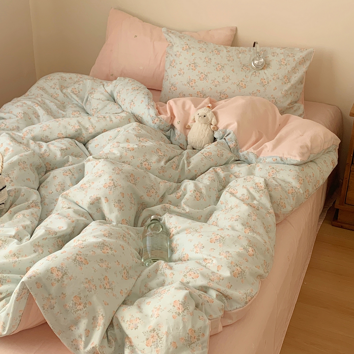 91家纺网 家纺一手货源 找家纺 桃喜 2026春夏新品全棉碎花三件套四件套-场景一 山茶（全棉）