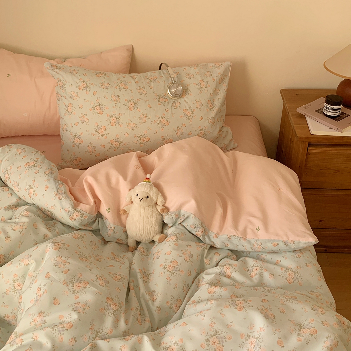 91家纺网 家纺一手货源 找家纺 桃喜 2026春夏新品全棉碎花三件套四件套-场景一 山茶（全棉）