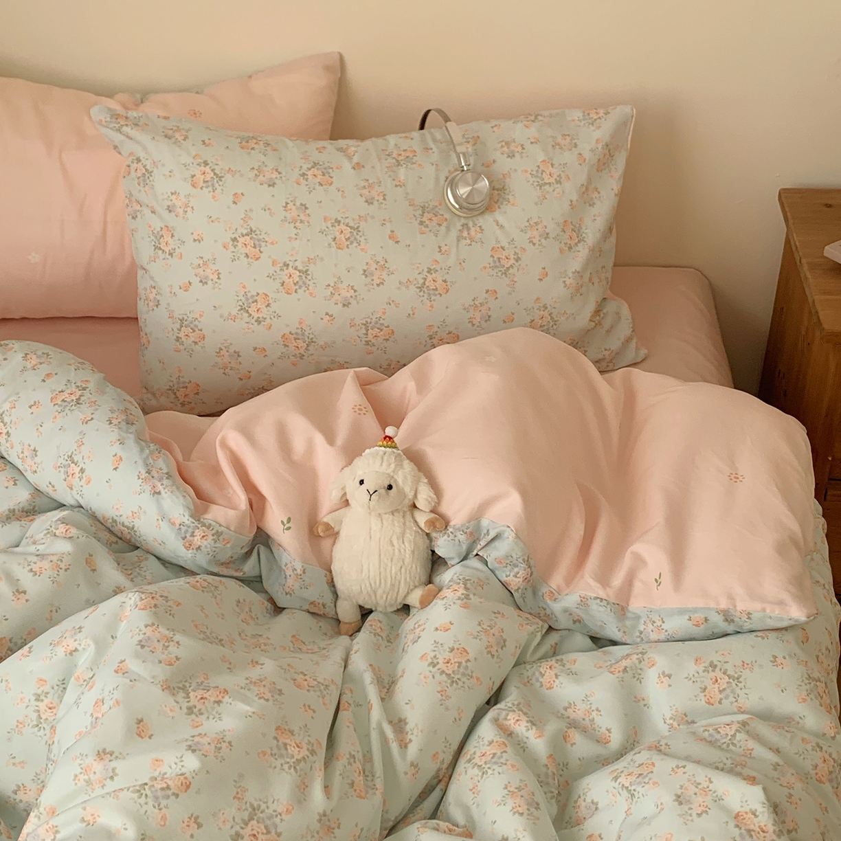 91家纺网 家纺一手货源 找家纺 桃喜 2026春夏新品全棉碎花三件套四件套-场景一 山茶（全棉）