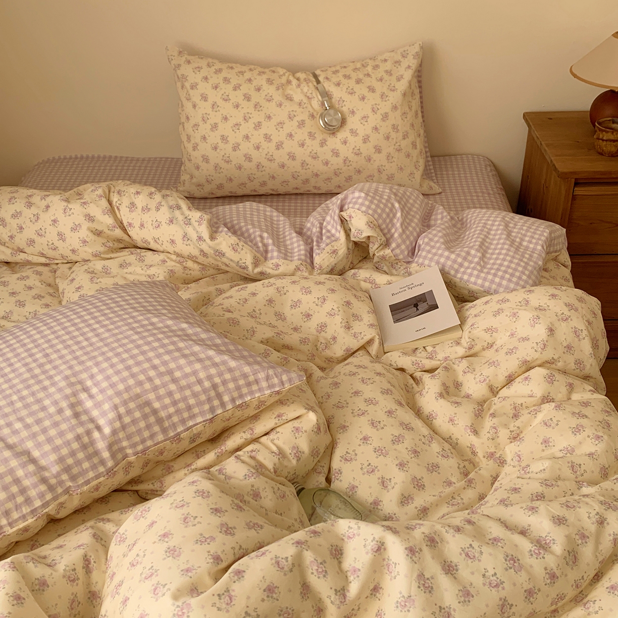 91家纺网 家纺一手货源 找家纺 桃喜 2026春夏新品全棉碎花三件套四件套-场景一 香芋紫格碎花（全棉）