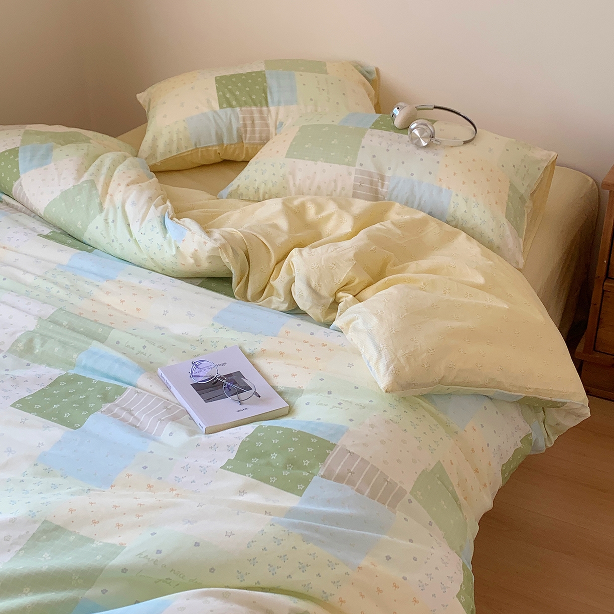 91家纺网 家纺一手货源 找家纺 桃喜 2026春夏新品全棉碎花三件套四件套-场景一 绿格拼布碎花（全棉）