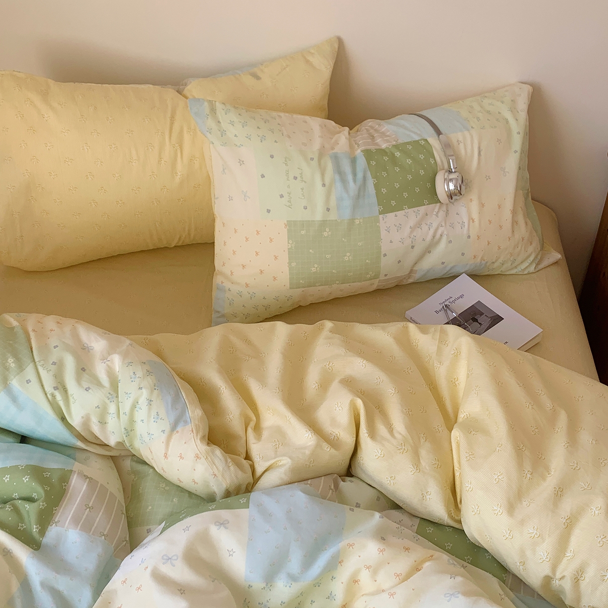 91家纺网 家纺一手货源 找家纺 桃喜 2026春夏新品全棉碎花三件套四件套-场景一 绿格拼布碎花（全棉）